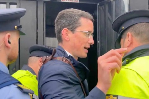 Professor cristão é preso por se opor a ideologia de gênero na Irlanda